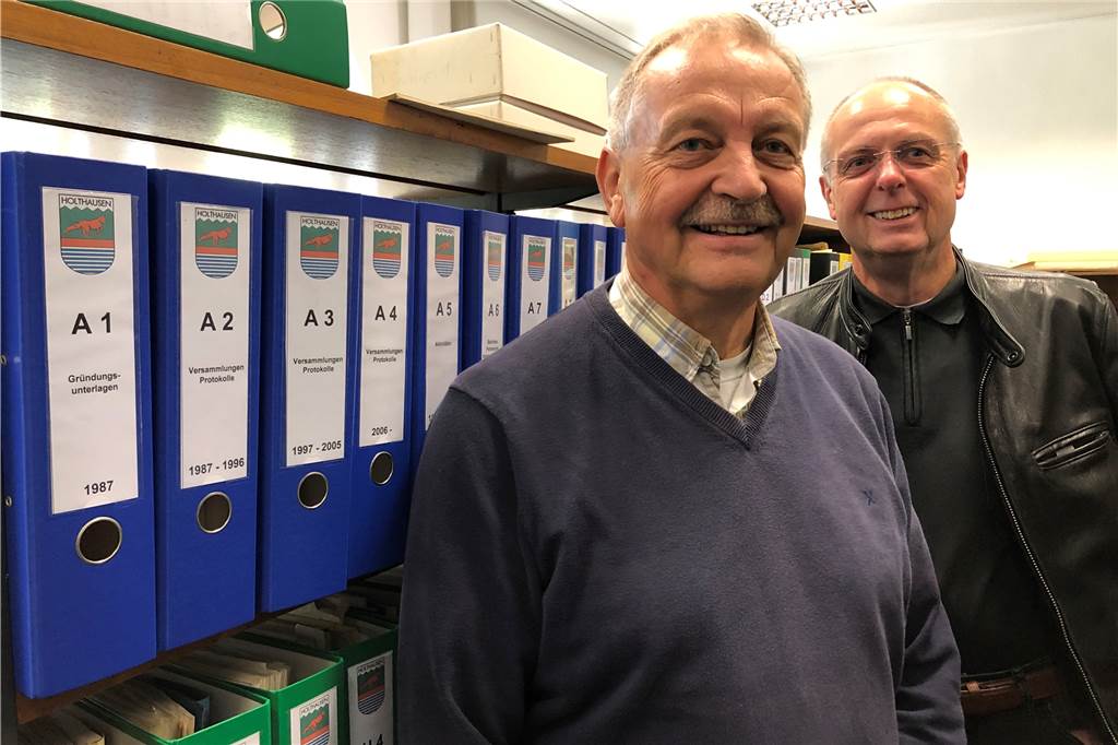 Evinger Schloss soll bald zu einem Bürgerhaus werden Der Evinger Geschichtsverein - hier mit den Mitgledern Dr. Volker Schacke und Wolfgang Skorvanek (v.l.) - soll auch weiterhin im Evinger Schloss sein Domizil haben