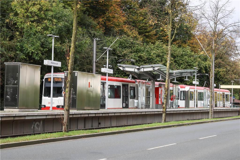 Die oberirdische U-Bahn Station Waldesruh ist abgebildet. Die U41 in Richtung Hörde fährt gerade über die Gleise.