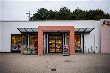 Der Ex-Freund soll das Mädchen wenige Tage nach Weihnachten in dem Drogeriemarkt in Kandel aus Eifersucht niedergestochen haben. Foto: Andreas Arnold