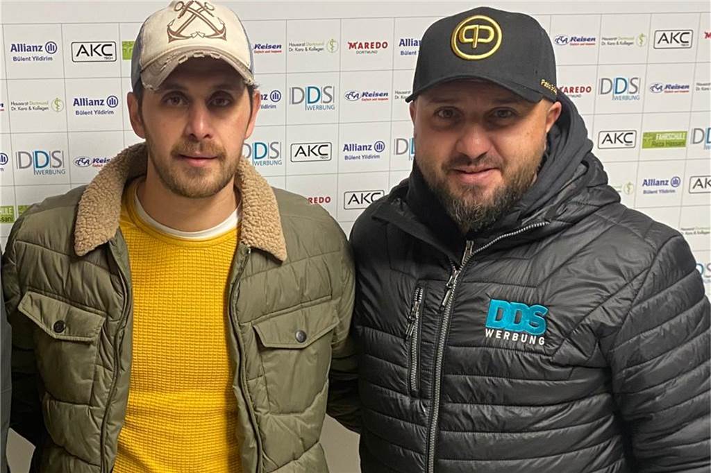 Der Ex-Schalker Sinan Özcan (l.) mit dem Vereinsmanager von Türkspor Dortmund, Mesut Aksoy (r.).