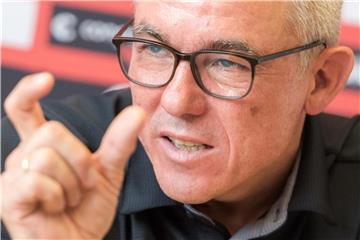 Der ExTrainer des Fußball-Zweitligisten FC St. Pauli, Olaf Janßen. Foto: Daniel Bockwoldt/Archiv