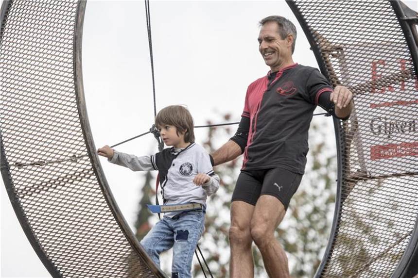 Schweizer Akrobat schafft neuen Rekord im Todesrad Der Extremsportler Freddy Nock (r) und sein Sohn Leo im „Todesrad“. Foto: Urs Flueeler