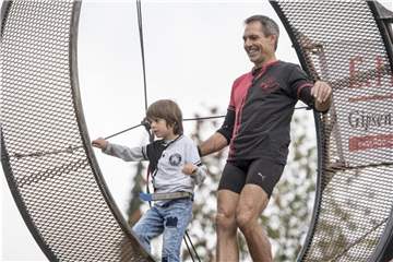 Der Extremsportler Freddy Nock (r) und sein Sohn Leo im „Todesrad“. Foto: Urs Flueeler
