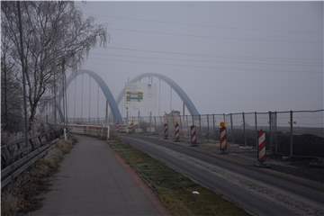 Der Fahrbahnanschluss der neuen Kanalbrücke in Gahmen verzögert sich. Die Arbeiten werden bis Ende 2021 noch nicht abgeschlossen sein.
