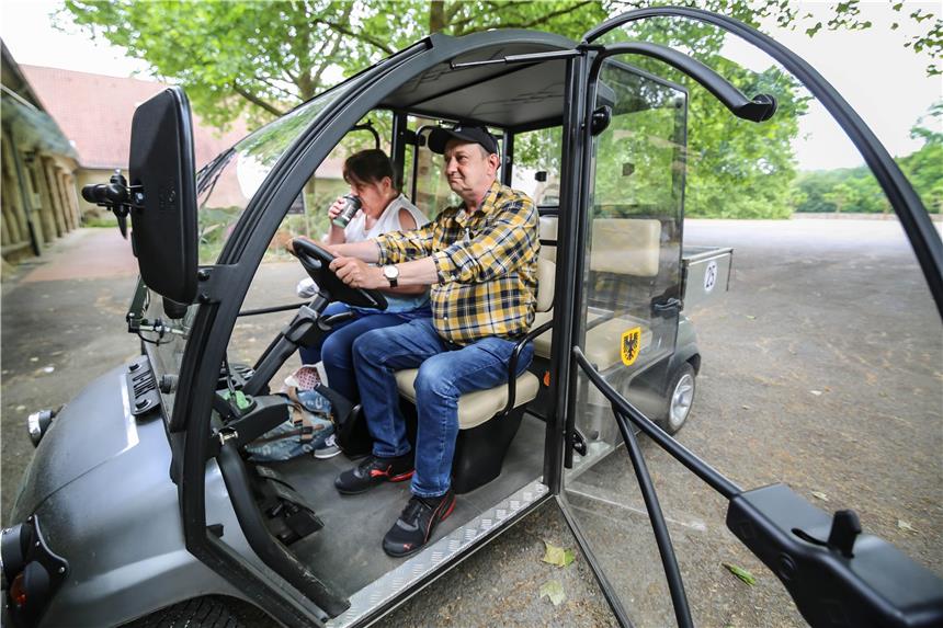 Der Fahrdienst auf dem Dortmuner Hauptfriedhof fährt kostenlos. Auf dem Foto am Steuer: Thomas Kreitz.