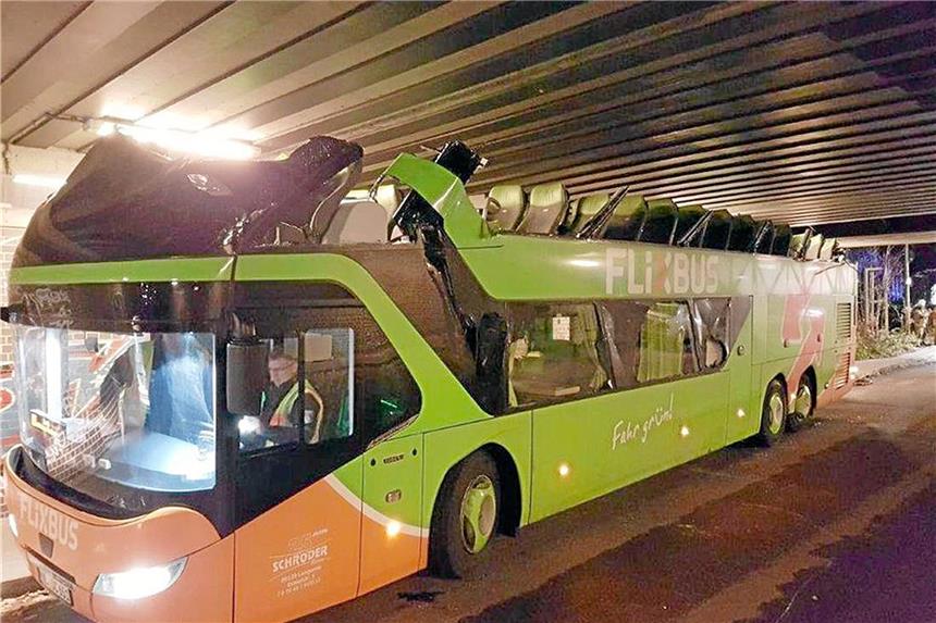 Stecken geblieben: Zwei Flixbusse nicht angekommen Der Fahrer des Flixbusses hatte die Höhe der Brücke falsch eingeschätzt. Das Dach des Busses wurde komplett abrasiert.