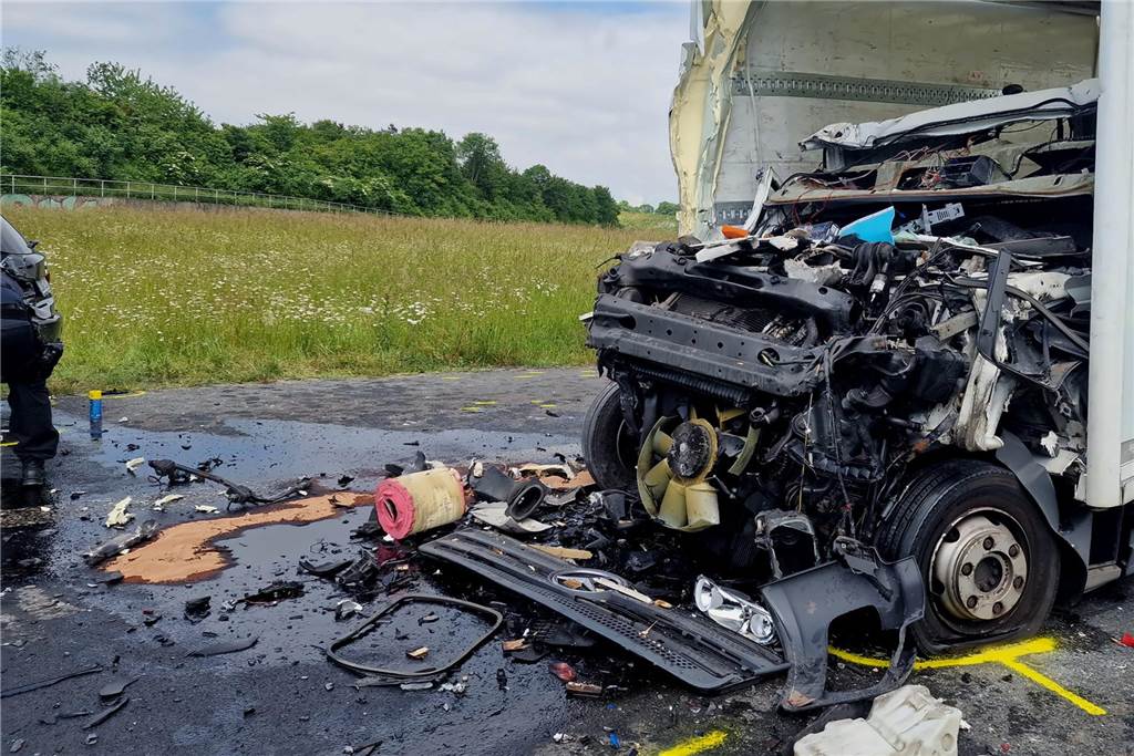 Der Fahrer des Kleinlasters starb eim Aufprall auf den Sattelzug.