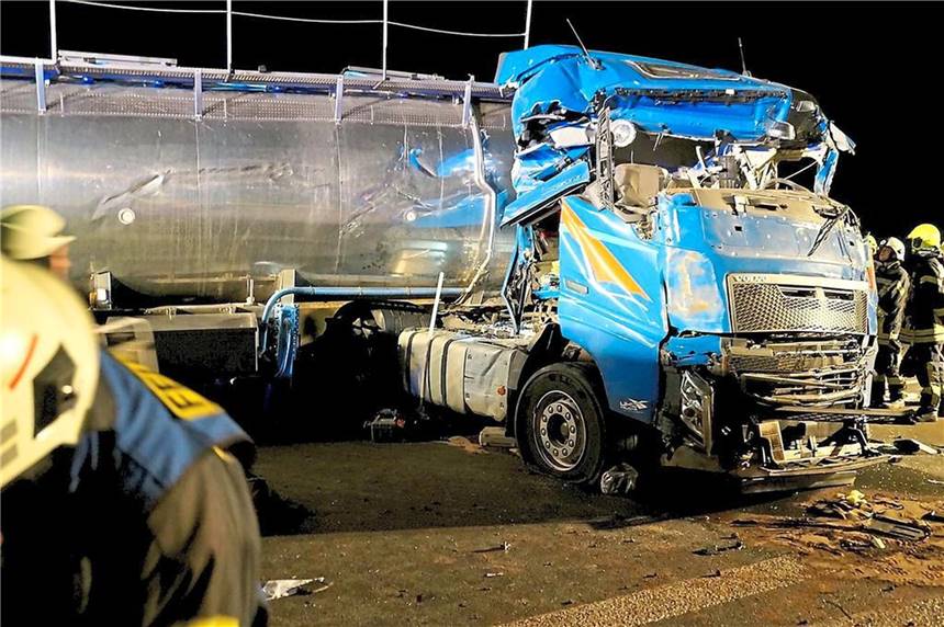 A1, A2, und A31 waren nach Unfällen gesperrt - Lkw-Fahrer tot - 800 Liter Diesel ausgelaufen Der Fahrer des Lastwagens starb bei dem Unfall auf der A31 zwiscen Gescher und Ahaus.