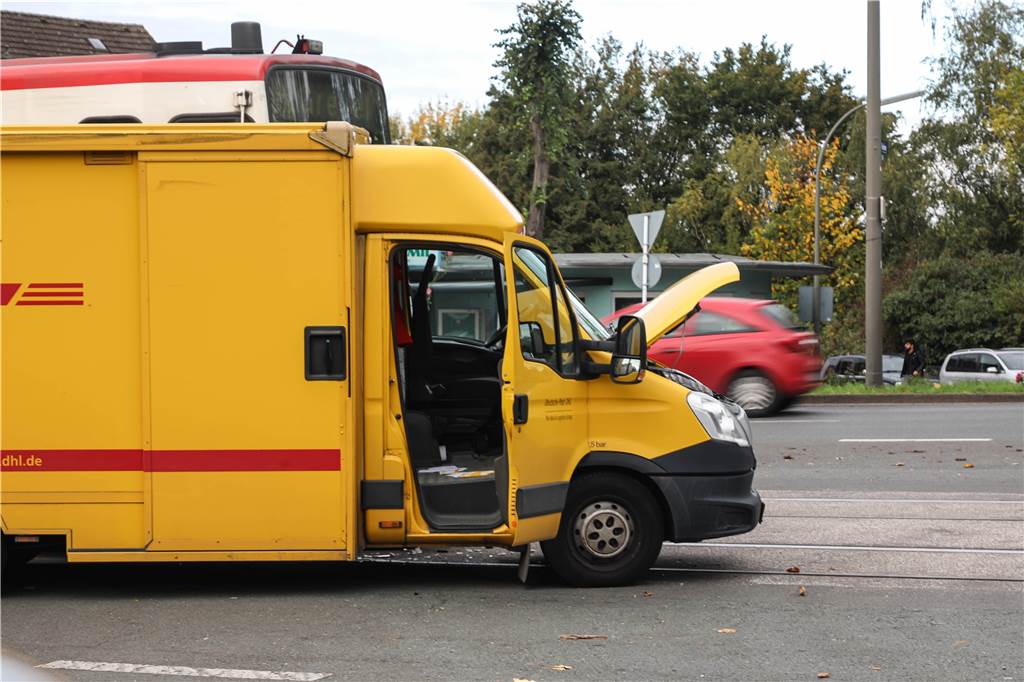 Der Fahrer des Lieferwagens musste ins Krankenhaus gebracht werden.