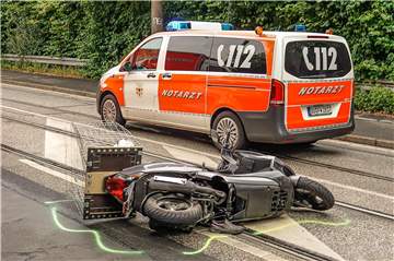 Der Fahrer des Motorrollers erlitt lebensgefährliche Verletzungen.