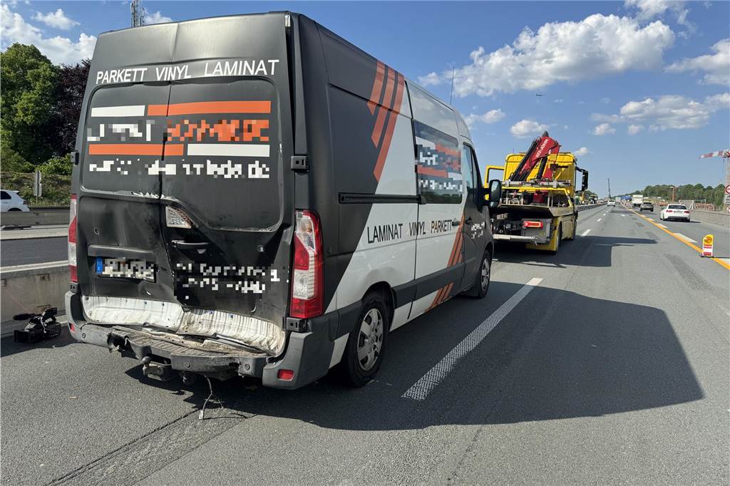 Unfall auf der A1 zwischen Schwerte und Unna Der beschädigte Transporter