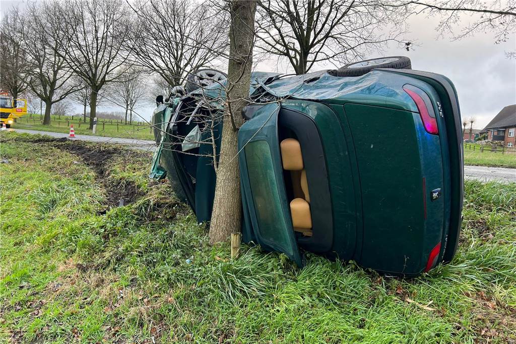 Unfall auf der Netteberger Straße: Auto prallt gegen Baum Ein Auto lehnt auf der Seite gegen einen Baum an der Netteberger Straße in Bork