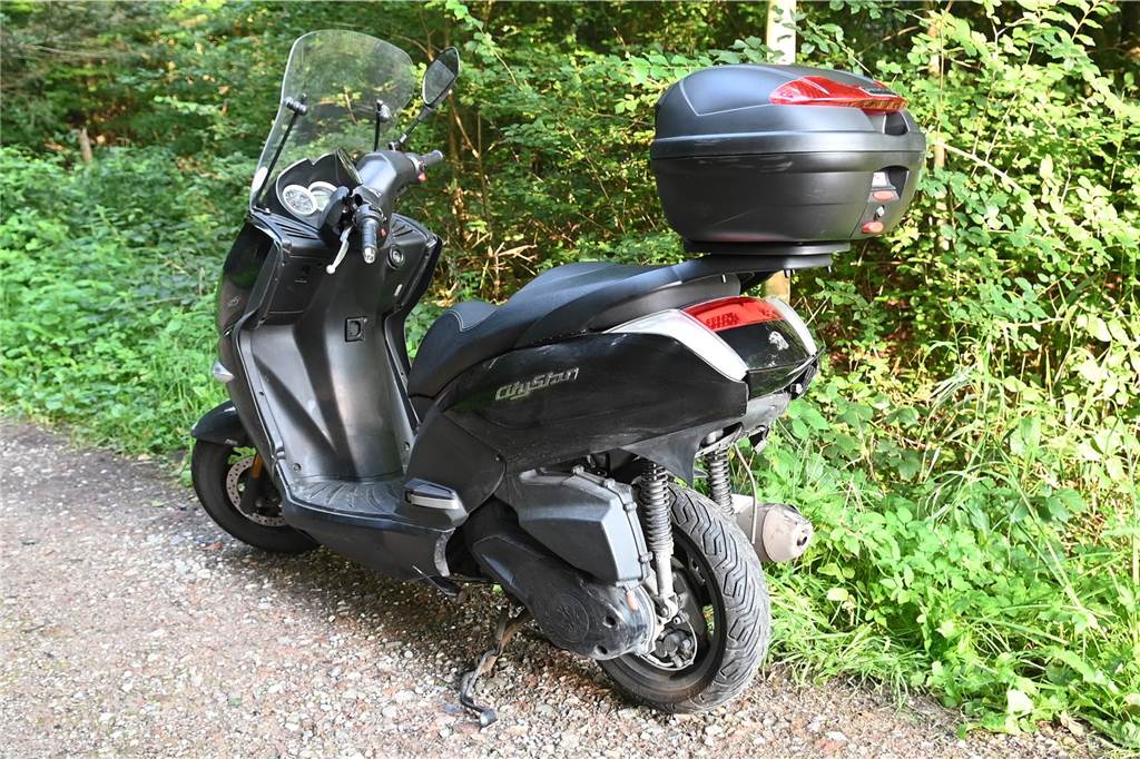 Rollerfahrer landet nach Auffahrunfall in Lembeck im Krankenhaus Ein schwarzer Mororroller