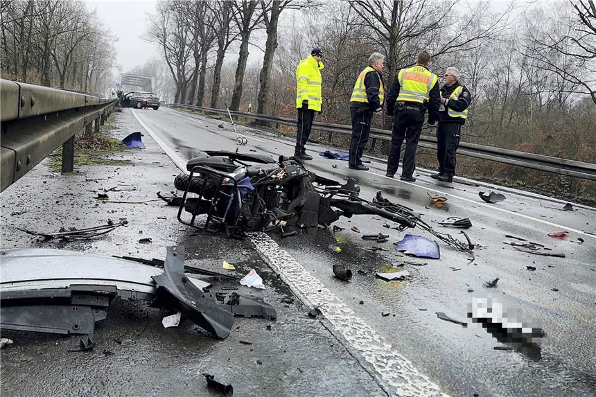 Motorrollerfahrer (71) bei Frontal-Unfall tödlich verunglückt Der Fahrer dieses Rollers starb am Unfallort.