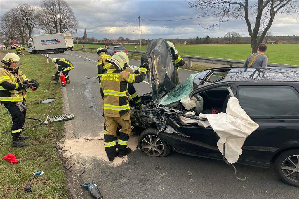 38-Jähriger stirbt bei Unfall in Hullern : B58 stundenlang gesperrt Der Fahrer dieses Wagens starb noch an der Unfallstelle.