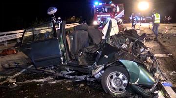 Der Fahrer und sein 16-jähriger Sohn starben bei dem Unfall. Die 15-jährige Tochter, die ebenfalls im Wagen saß, wurde schwer verletzt. 