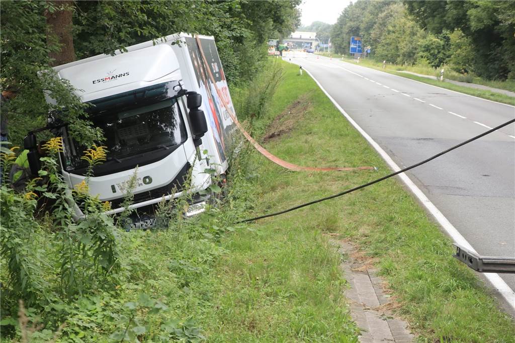 B70 in Heek: Lkw fährt in Graben – Straßensperrung für Bergung Der Fahrer wurde bei dem Alleinunfall nicht verletzt.