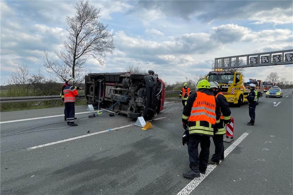 Der Fahrer wurde bei dem Unfall offenbar nur leicht verletzt.