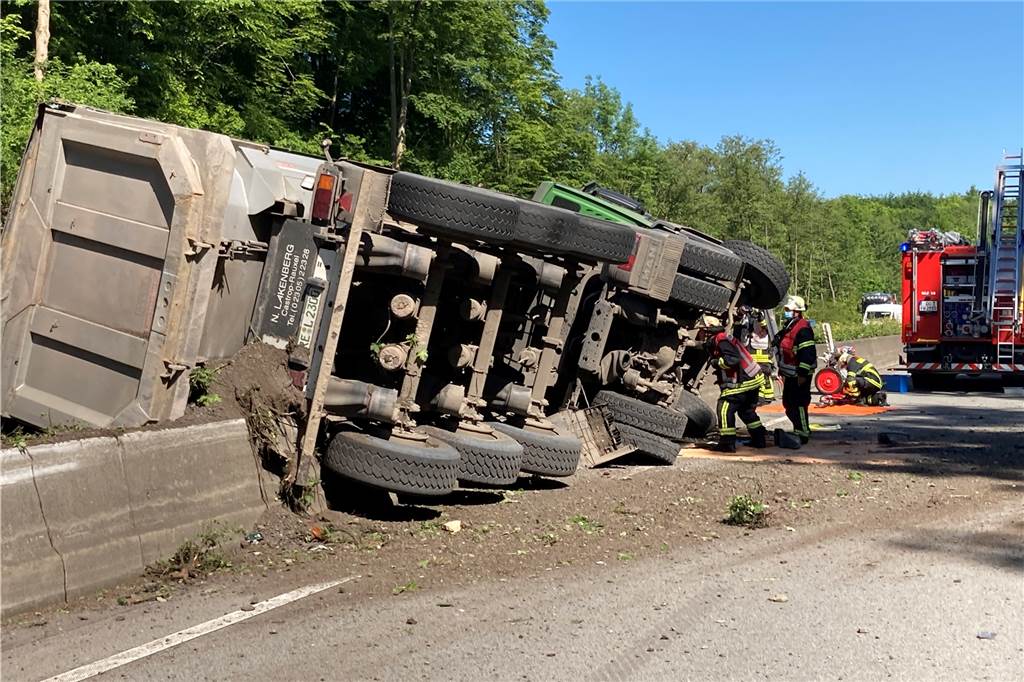 Mit Video: Schwerer Unfall auf der A45 – Rettungshubschrauber im Einsatz Der Fahrer wurde bei dem Unfall auf der A45 schwer verletzt.
