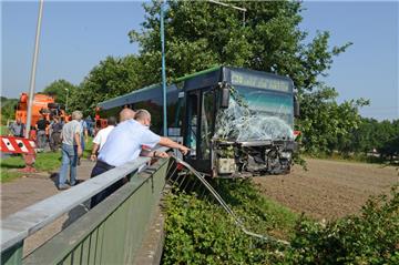 Der Fahrer wurde im Führerhaus eingeklemmt und konnte nur noch tot geborgen werden.