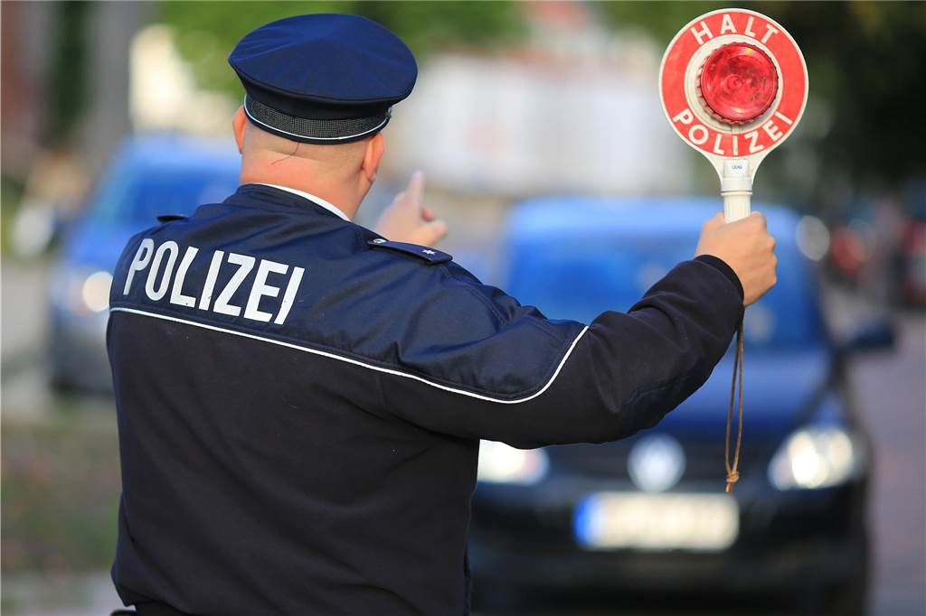 Fahrlehrer Falk Rzepka kritisiert Cannabis-Legalisierung Ein Polizist winkt ein Auto aus dem Verkehr.
