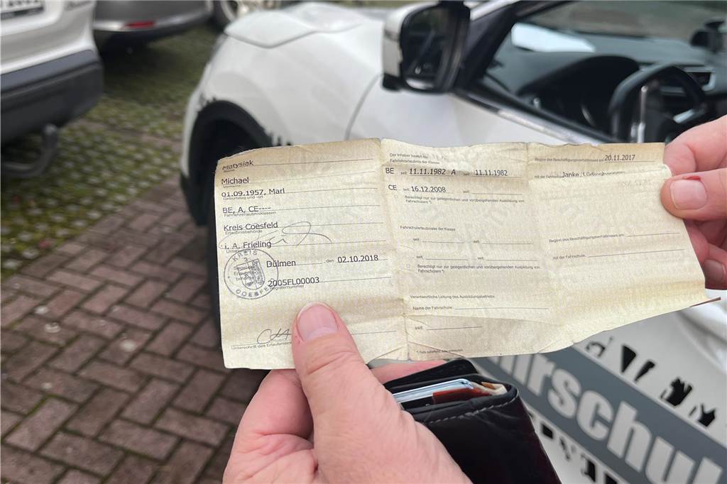 Der Fahrlehrerschein ist schon etwas älter, ihn trägt Michael Matysiak stets bei sich.