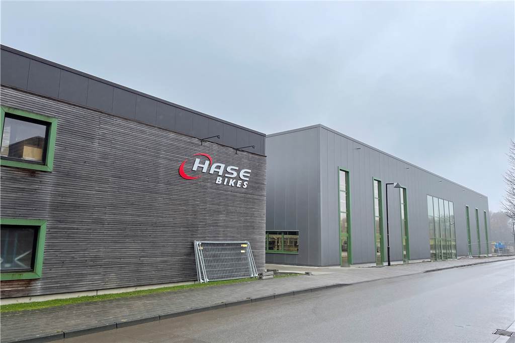 Familie baut Hallen: Schlichtmann und ein besonderes Geschäftsmodell Der Fahrradhersteller Hase Bikes hat bereits drei Hallen bei Schlichtmann "bestellt".