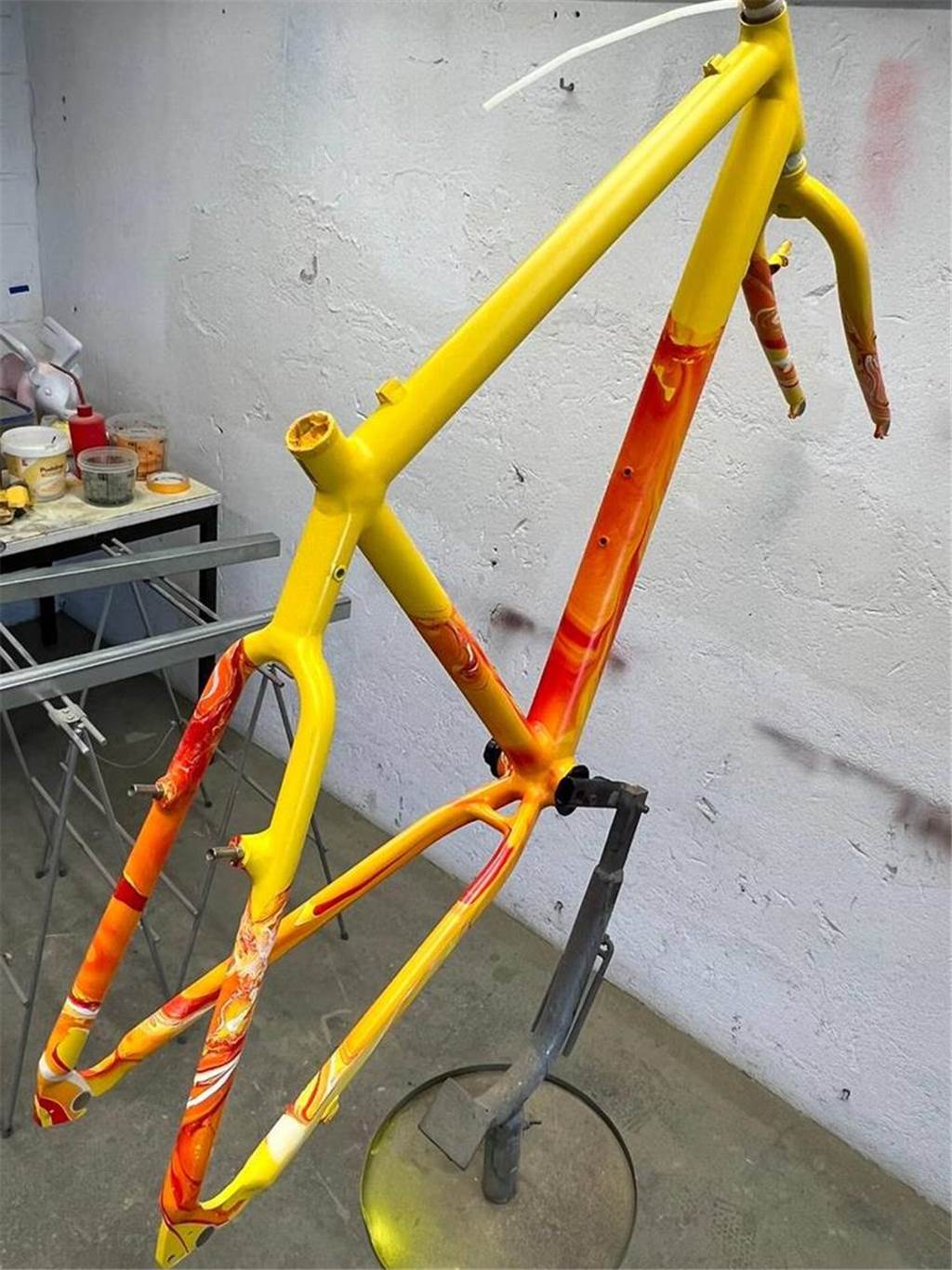 Der Rahmen des Fahrrads war in den Farben Gelb, Orange und etwas Rot angesprüht worden. 