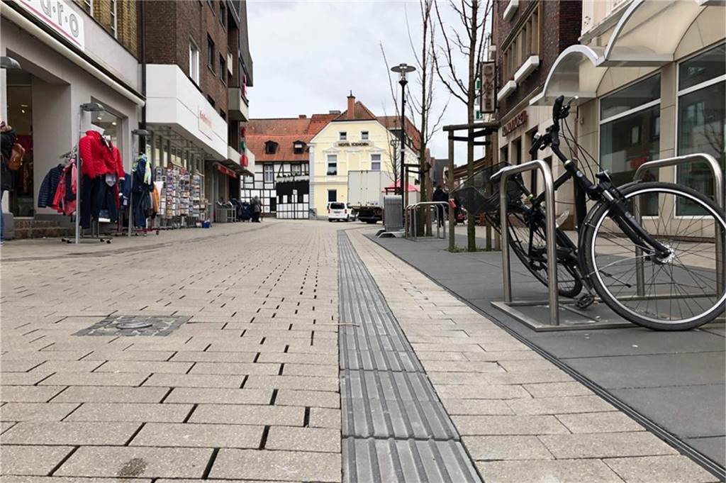 Ärger um Poller nun beendet? Stadt hat auf Posse um Begrenzung an der Fußgängerzone reagiert Der Fahrradständer wurde weiter nach links versetzt. Nun ist die Lücke zum Poller (ist hier gerade abgesenkt auf der kleinen viereckigen grauen Fläche) so klein, dass kein Auto mehr hindurch passen kann.