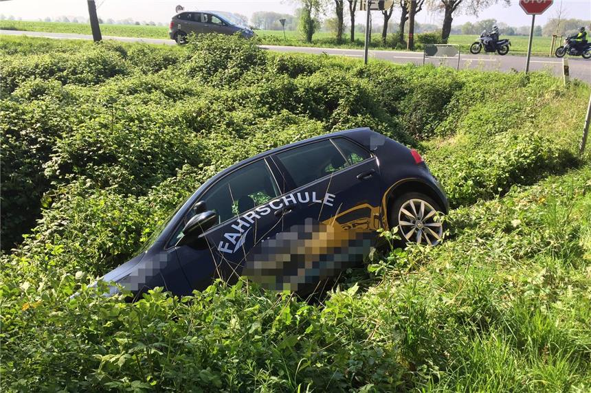 Der Fahrschulwagen landete im Graben.