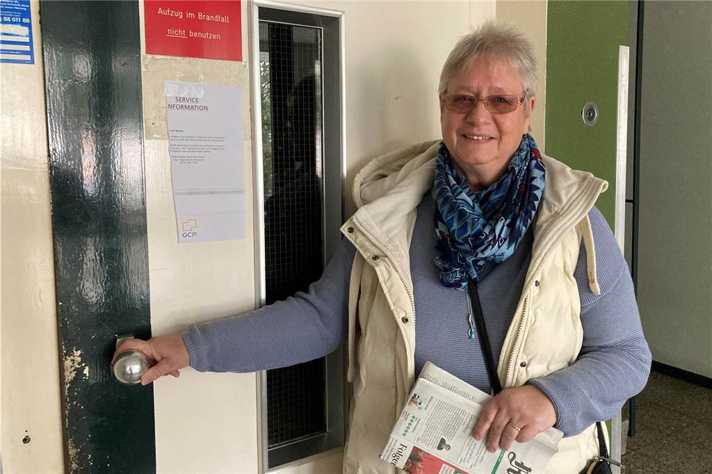 Fahrstuhl seit Monaten defekt: 89-Jährige sitzt in ihrer Wohnung fest Der Fahrstuhl bleibt zu. Monika Tack bringt deshalb die Marler Zeitung zu Fuß hinauf zu ihrer Mutter.