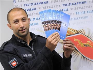 Der Fall NSU hat offenbart, dass viele Mitarbeiter von Polizei und Verfassungsschutz in einseitigen Mustern denken. Mehr Menschen aus Zuwandererfamilien in den Polizeidienst, lautete danach die Forderung. Foto: Holger Hollemann/Archiv
