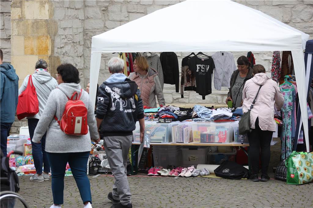 Der Familienflohmarkt mit hunderten Ständen zog viele Interessierte in Wernes Innenstadt.