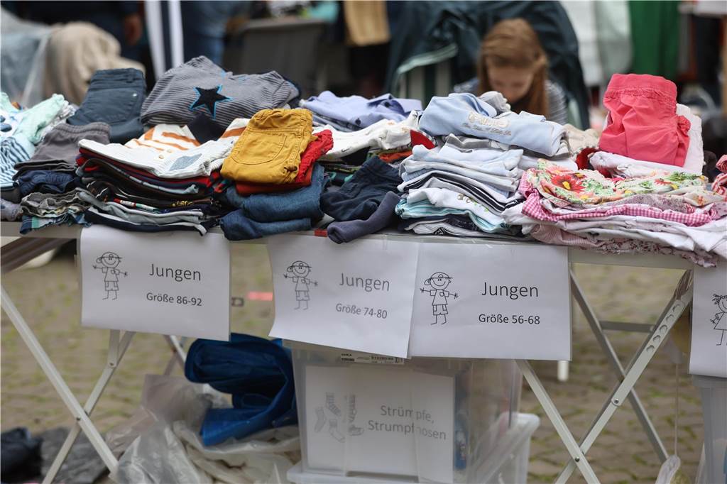 Der Familienflohmarkt mit hunderten Ständen zog viele Interessierte in Wernes Innenstadt.