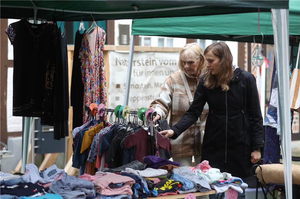 Der Familienflohmarkt mit hunderten Ständen zog viele Interessierte in Wernes Innenstadt.