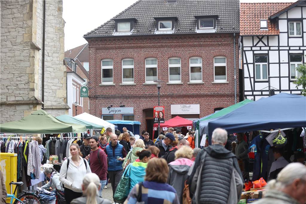 Der Familienflohmarkt mit hunderten Ständen zog viele Interessierte in Wernes Innenstadt.