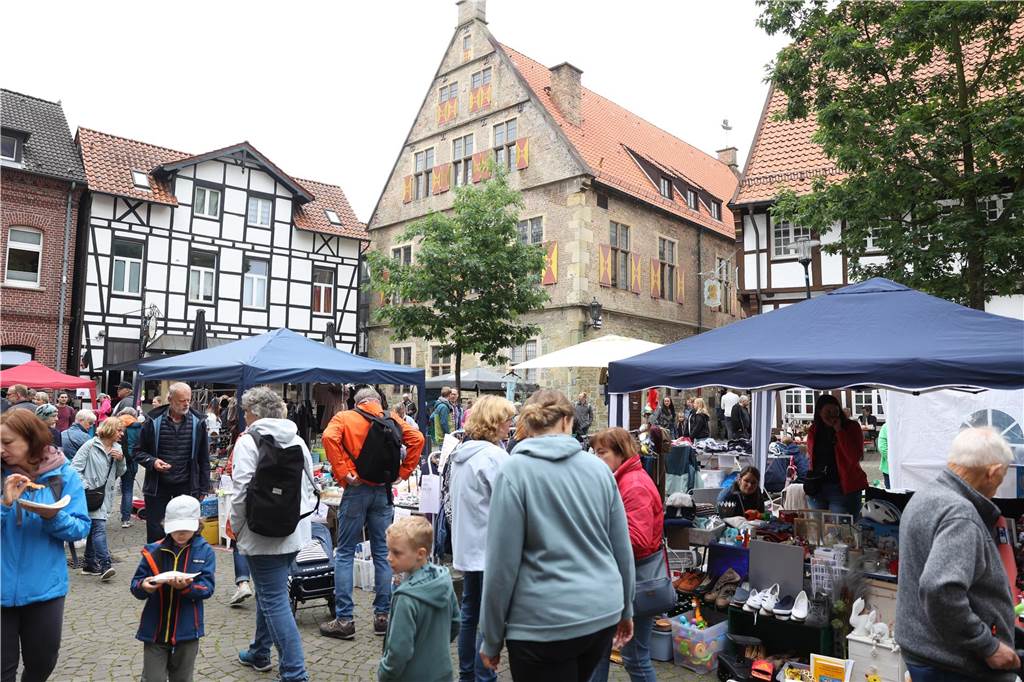 Der Familienflohmarkt mit hunderten Ständen zog viele Interessierte in Wernes Innenstadt.