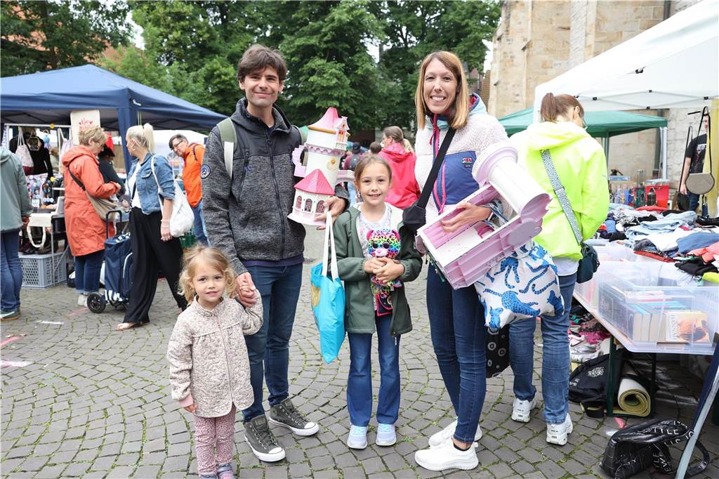 Der Familienflohmarkt mit hunderten Ständen zog viele Interessierte in Wernes Innenstadt.