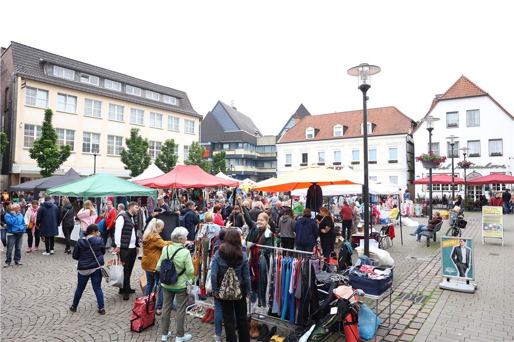 Der Familienflohmarkt mit hunderten Ständen zog viele Interessierte in Wernes Innenstadt.