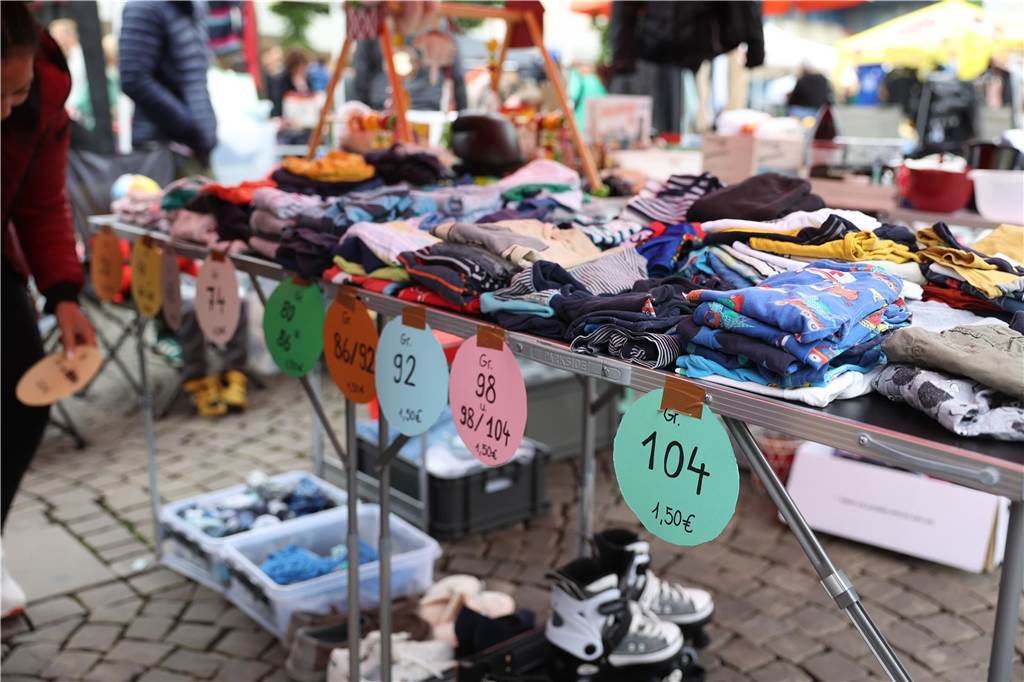 Der Familienflohmarkt mit hunderten Ständen zog viele Interessierte in Wernes Innenstadt.