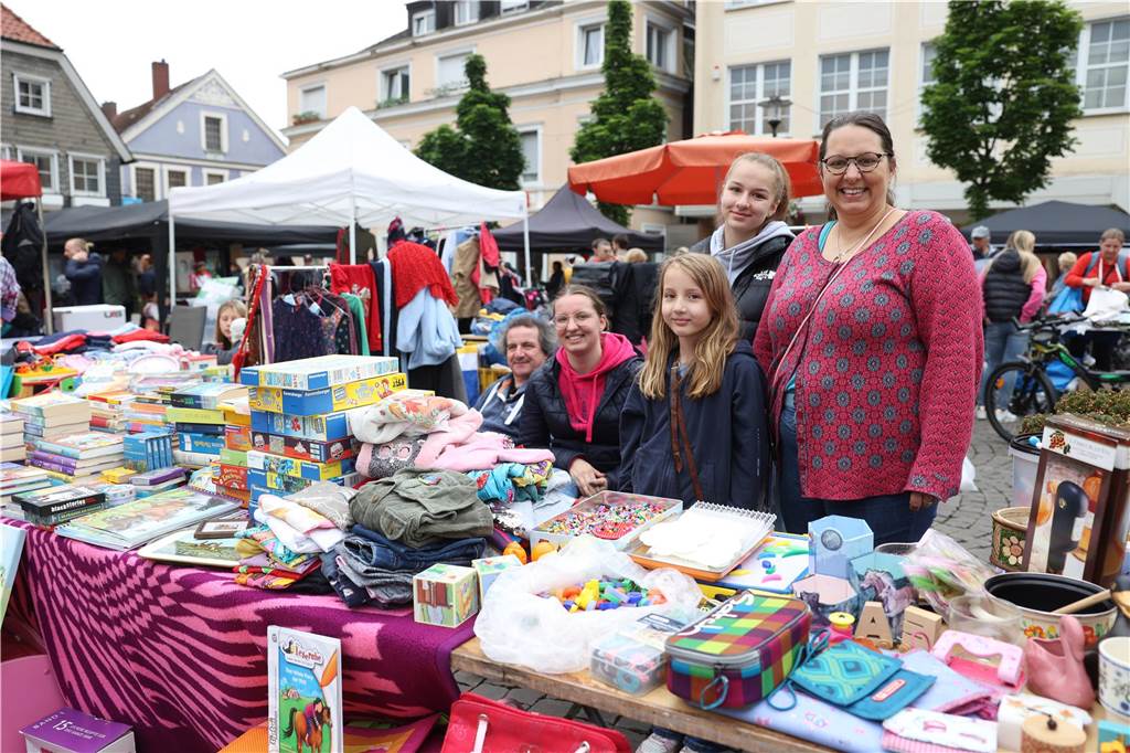Der Familienflohmarkt mit hunderten Ständen zog viele Interessierte in Wernes Innenstadt.