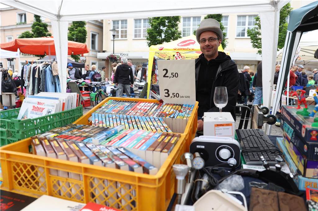 Der Familienflohmarkt mit hunderten Ständen zog viele Interessierte in Wernes Innenstadt.
