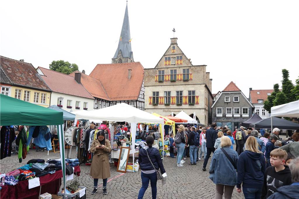 Der Familienflohmarkt mit hunderten Ständen zog viele Interessierte in Wernes Innenstadt.