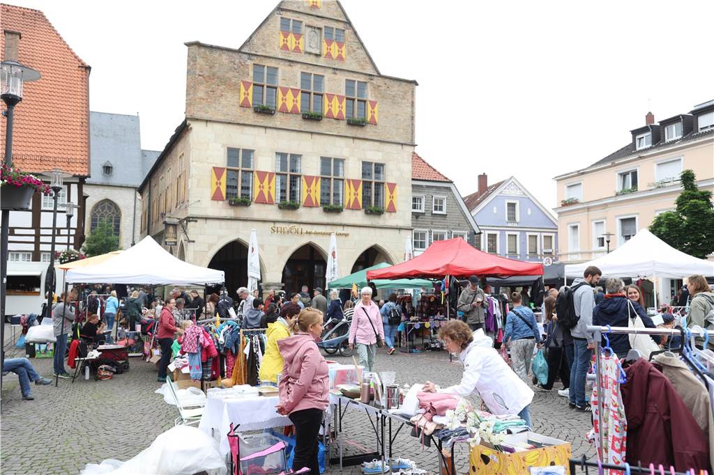 Der Familienflohmarkt mit hunderten Ständen zog viele Interessierte in Wernes Innenstadt.