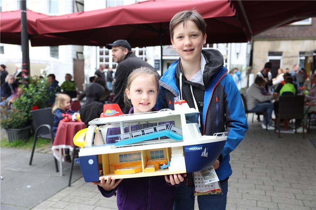 Der Familienflohmarkt mit hunderten Ständen zog viele Interessierte in Wernes Innenstadt.