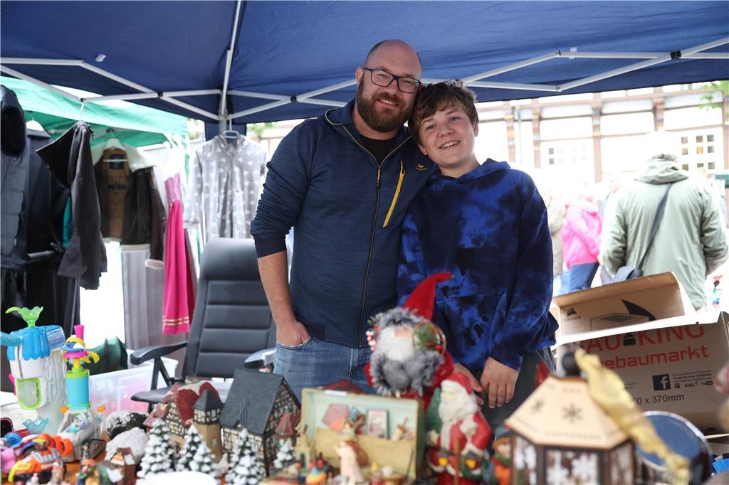 Der Familienflohmarkt mit hunderten Ständen zog viele Interessierte in Wernes Innenstadt.