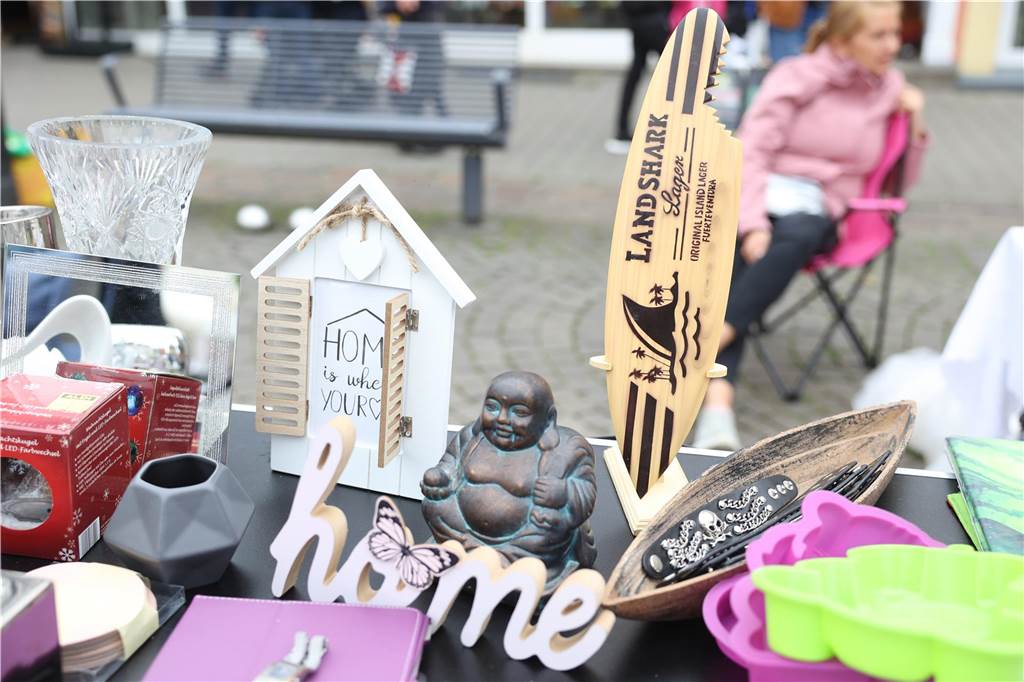 Der Familienflohmarkt mit hunderten Ständen zog viele Interessierte in Wernes Innenstadt.