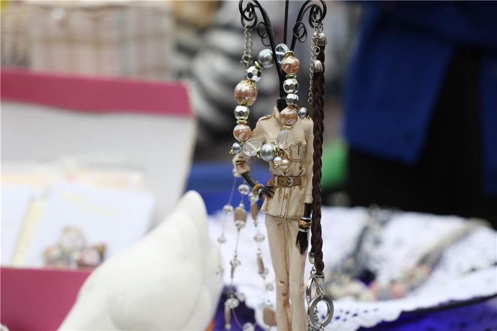 Der Familienflohmarkt mit hunderten Ständen zog viele Interessierte in Wernes Innenstadt.