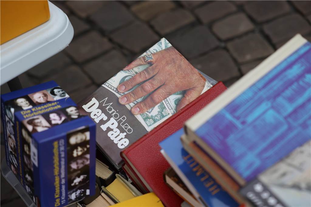 Der Familienflohmarkt mit hunderten Ständen zog viele Interessierte in Wernes Innenstadt.