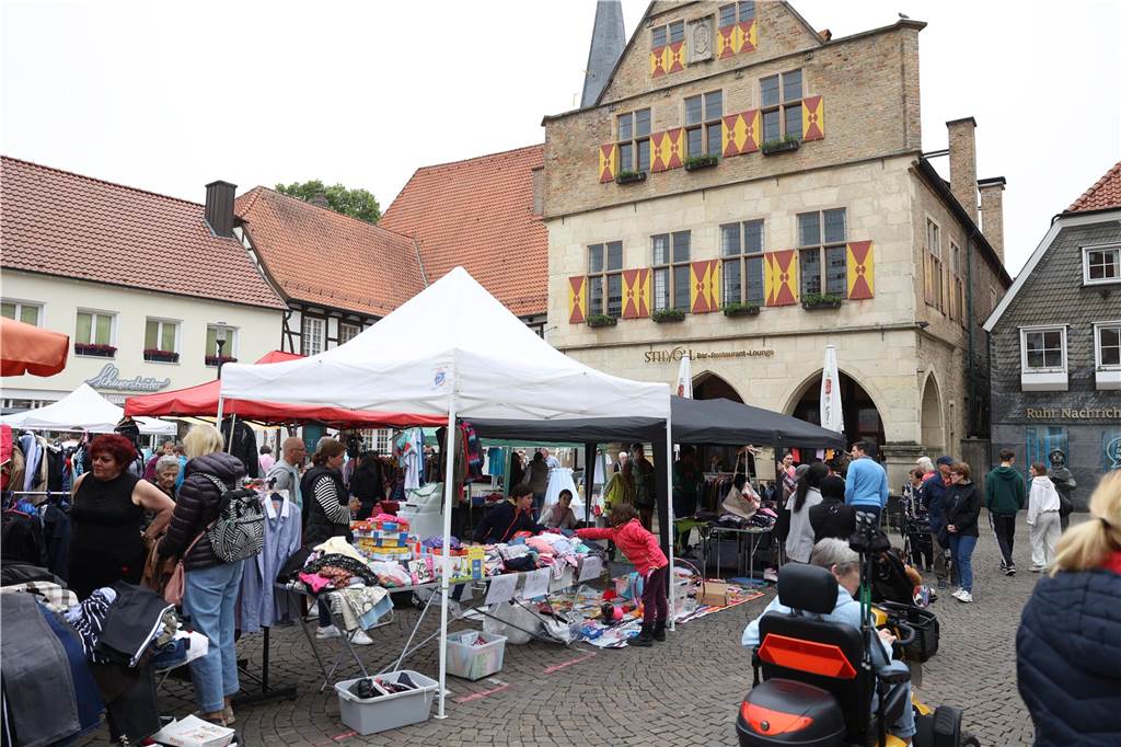 Der Familienflohmarkt mit hunderten Ständen zog viele Interessierte in Wernes Innenstadt.